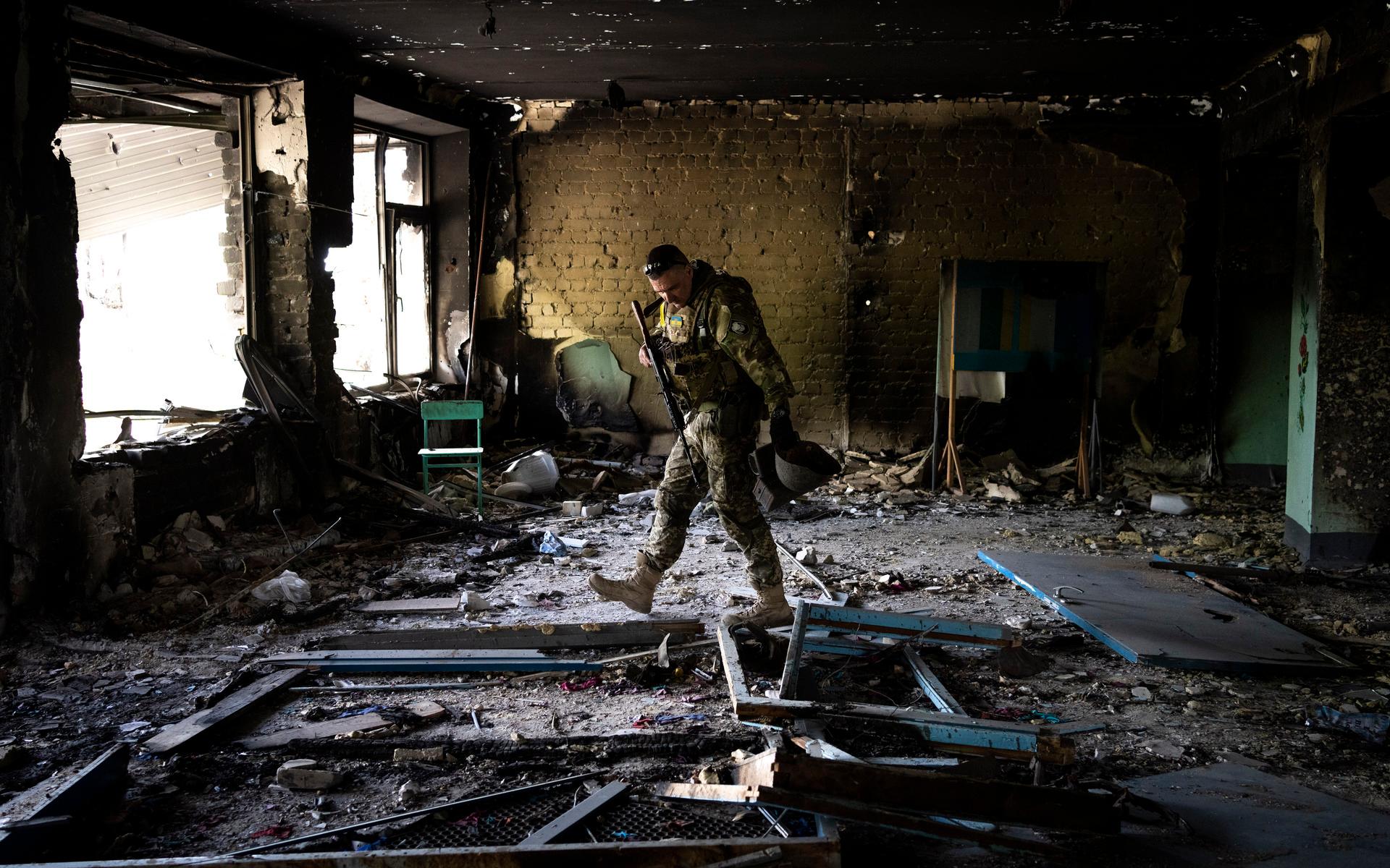 Under kriget i Ukraina har flera civila mål, såsom skolor, sjukhus och bostäder, attackerats. 
