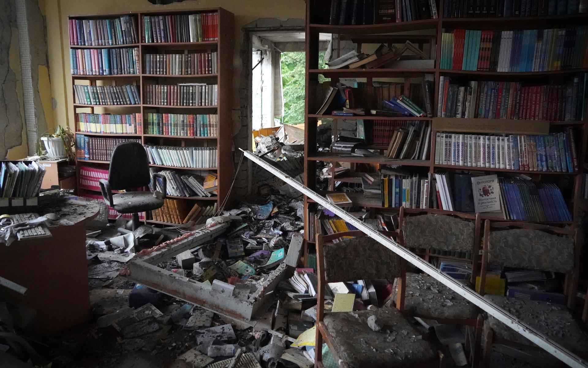 Ett förstört bibliotek inne i en skola i Charkiv. 