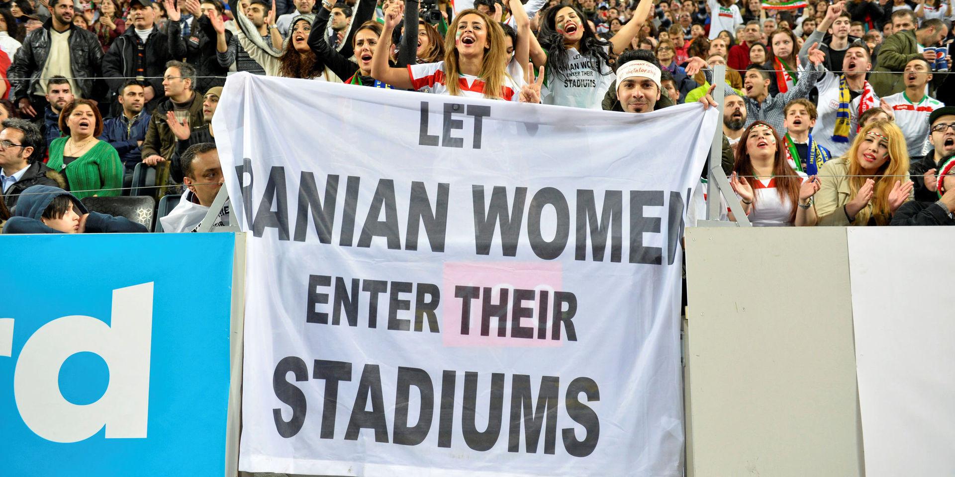Iranska fotbollsfans protesterar på läktaren i tisdagskvällens fotbollslandskamp mellan Sverige och Iran på Friends Arena i Solna mot att iranska kvinnor riskerar fängelsestraff för att gå på fotbollsmatcher i Iran.

