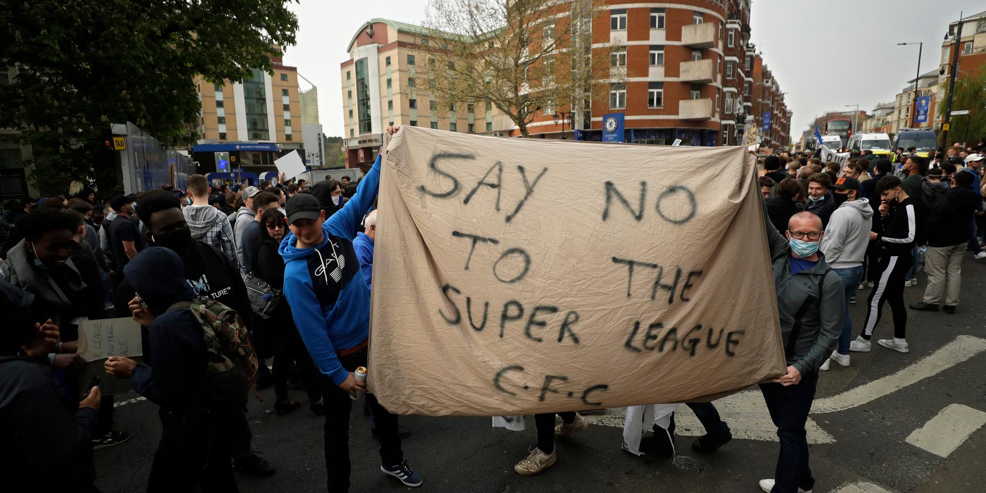 Protesterna mot superligan var kraftiga i våras. Här utanför Chelseas hemmaarena Stamford Bridge. Arkivbild.