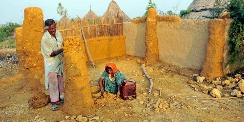 Befriade lantarbetare i Sikanderabad i färd med att konstruera ett eget hus.