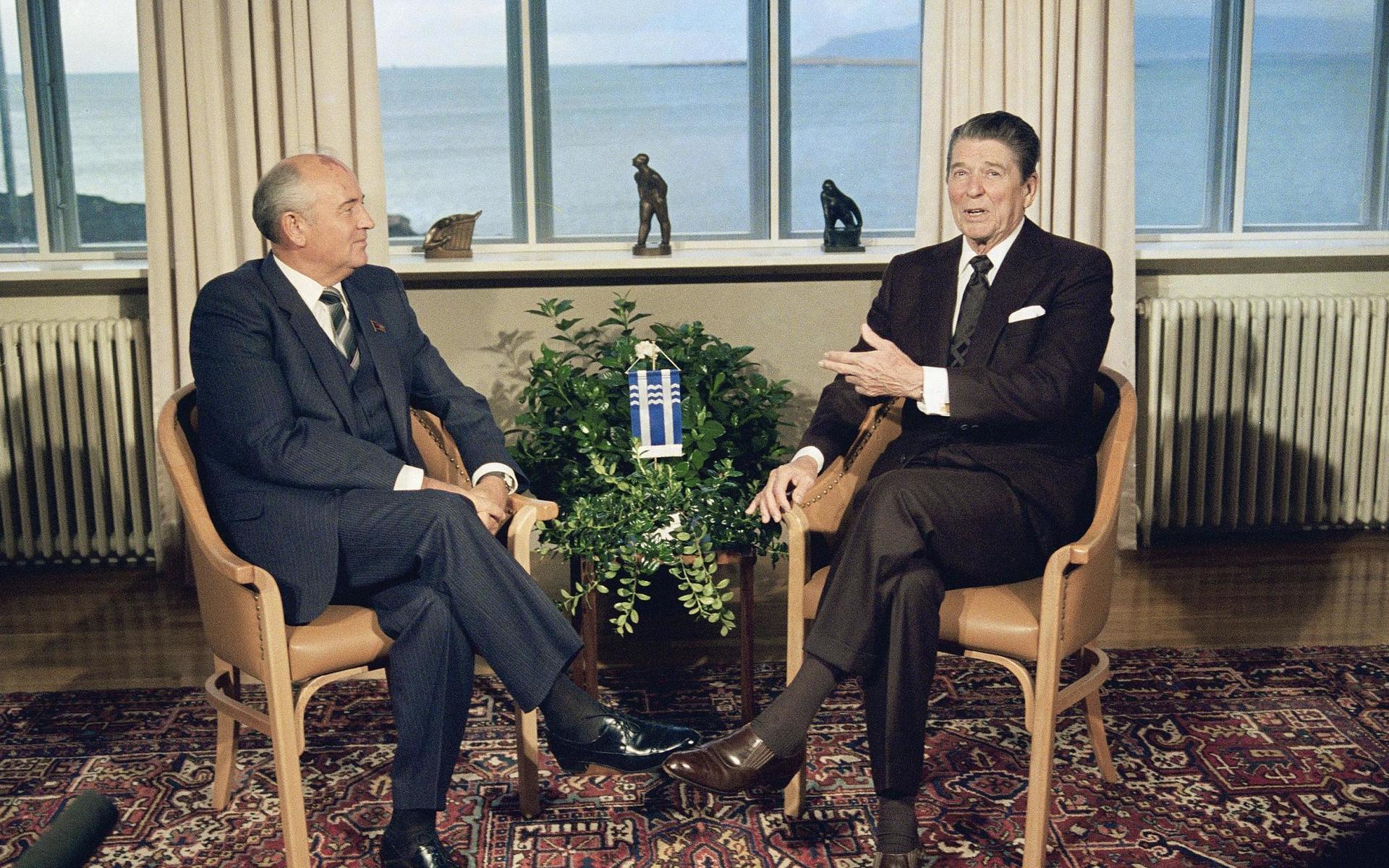 Sovjets ledare Michail Gorbatjov och USA:s president Ronald Reagan vid mötet i huset Höfði på Island. Det historiska mötet lade grunden till Kalla krigets slut. 