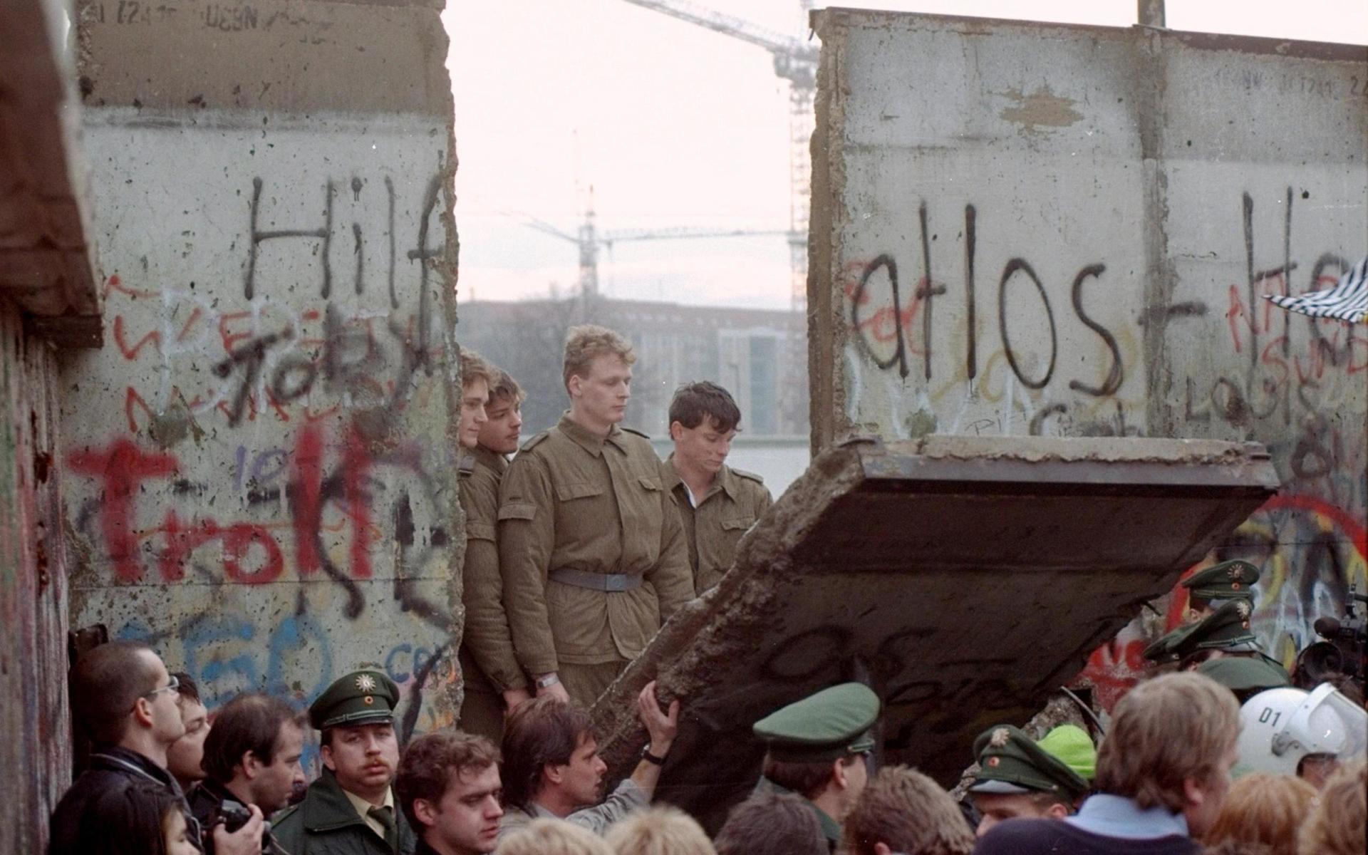 Berlinmurens fall 1989 symboliserade slutet på Kalla kriget.