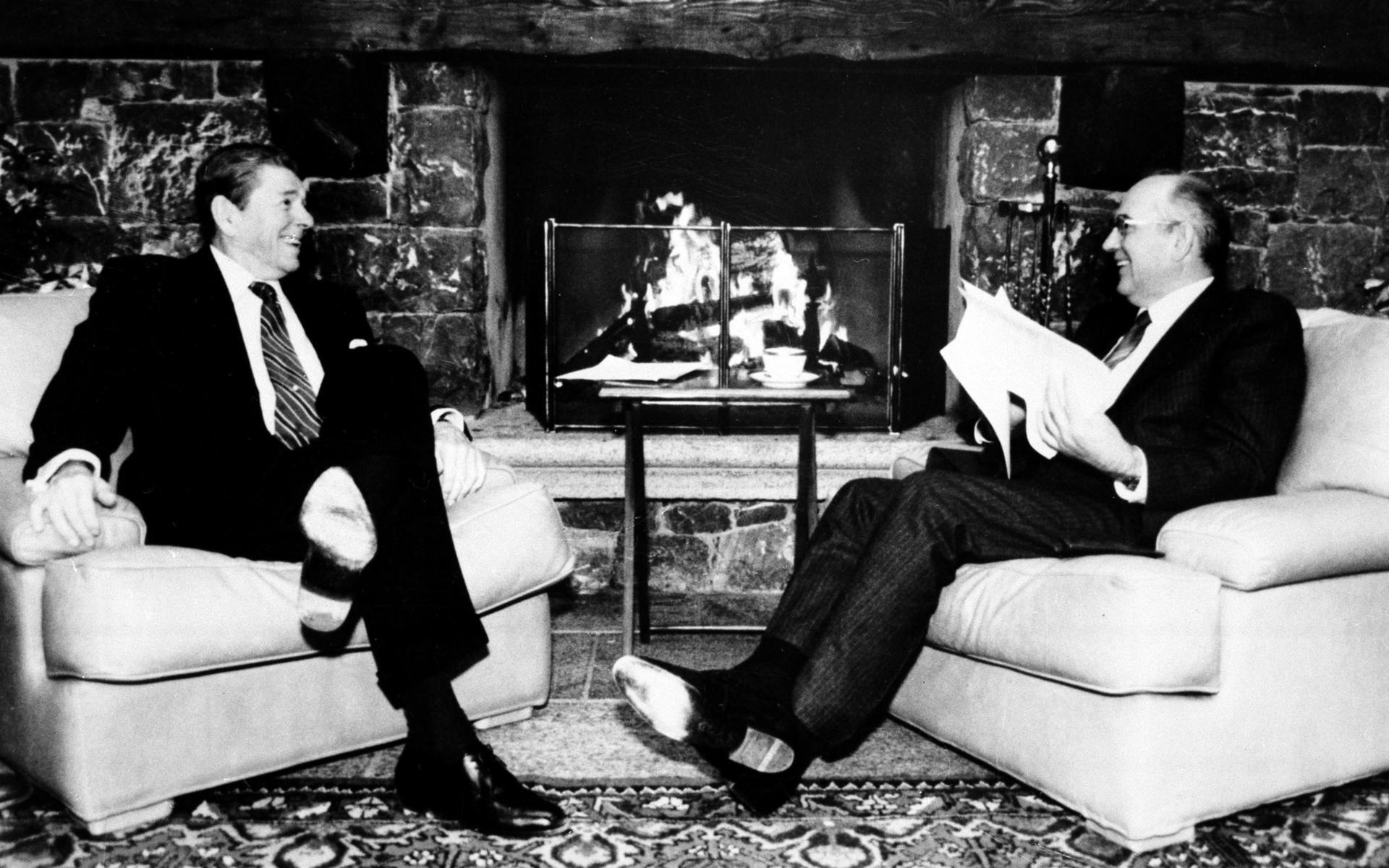 Ronald Reagan och Michail Gorbatjov framför en brasa vid toppmötet i Genève 1985. Om Joe Biden och Vladimir Putin möts framför en brasa den 16 juni är oklart. Men klart är att de två världsledarna möts i Genève då.