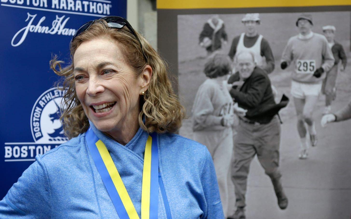 1967 blev Kathrine Switzer den första kvinnan som sprang Boston marathon. Till höger på bilden syns hur en ma, Jock Semple, försöker stoppa henne från att genomföra loppet. Foto: TT