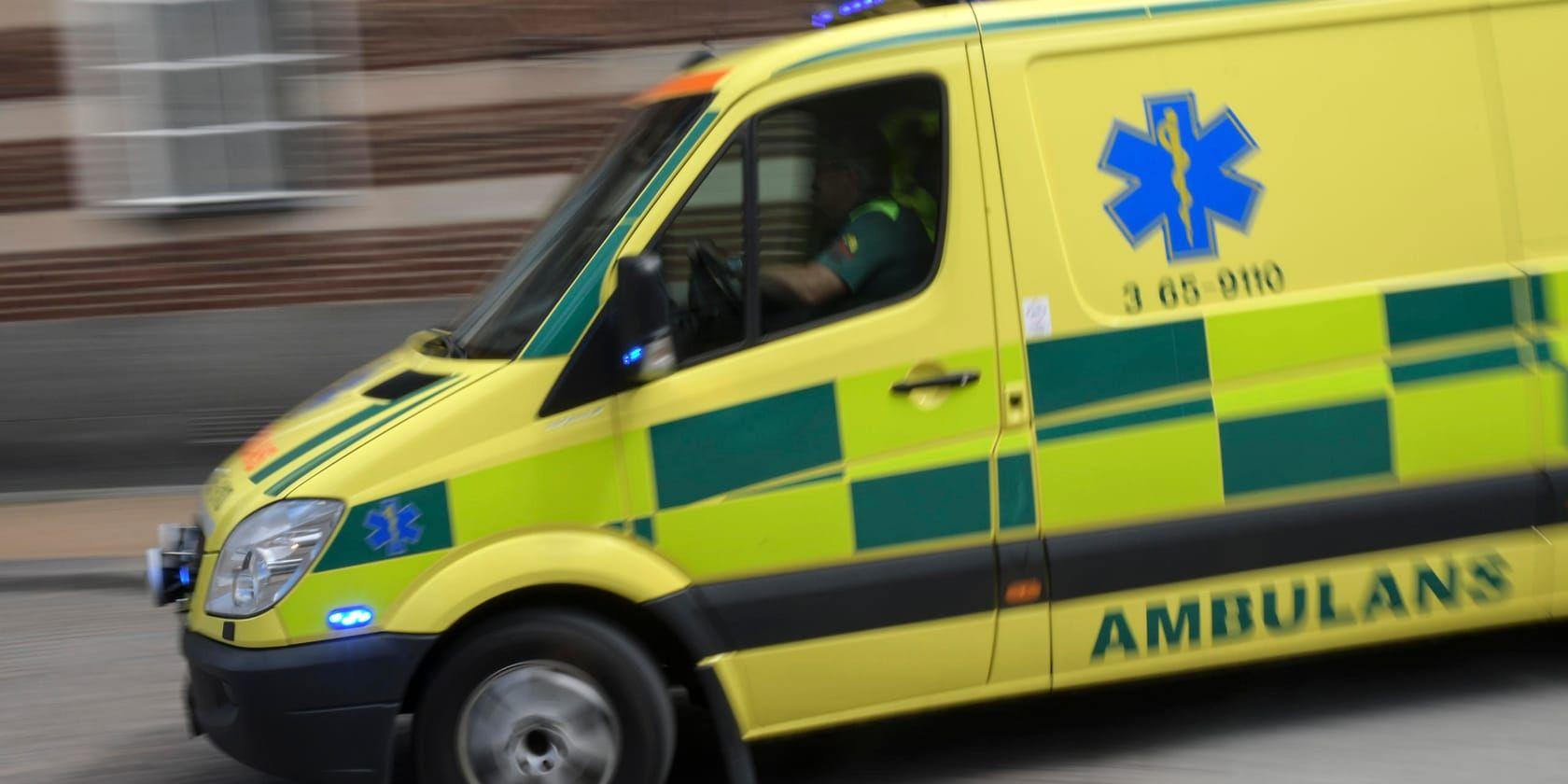 En man i 60-årsåldern har förts till sjukhus efter att ha ramlat ned i ån i Sundsvall. Arkivbild.