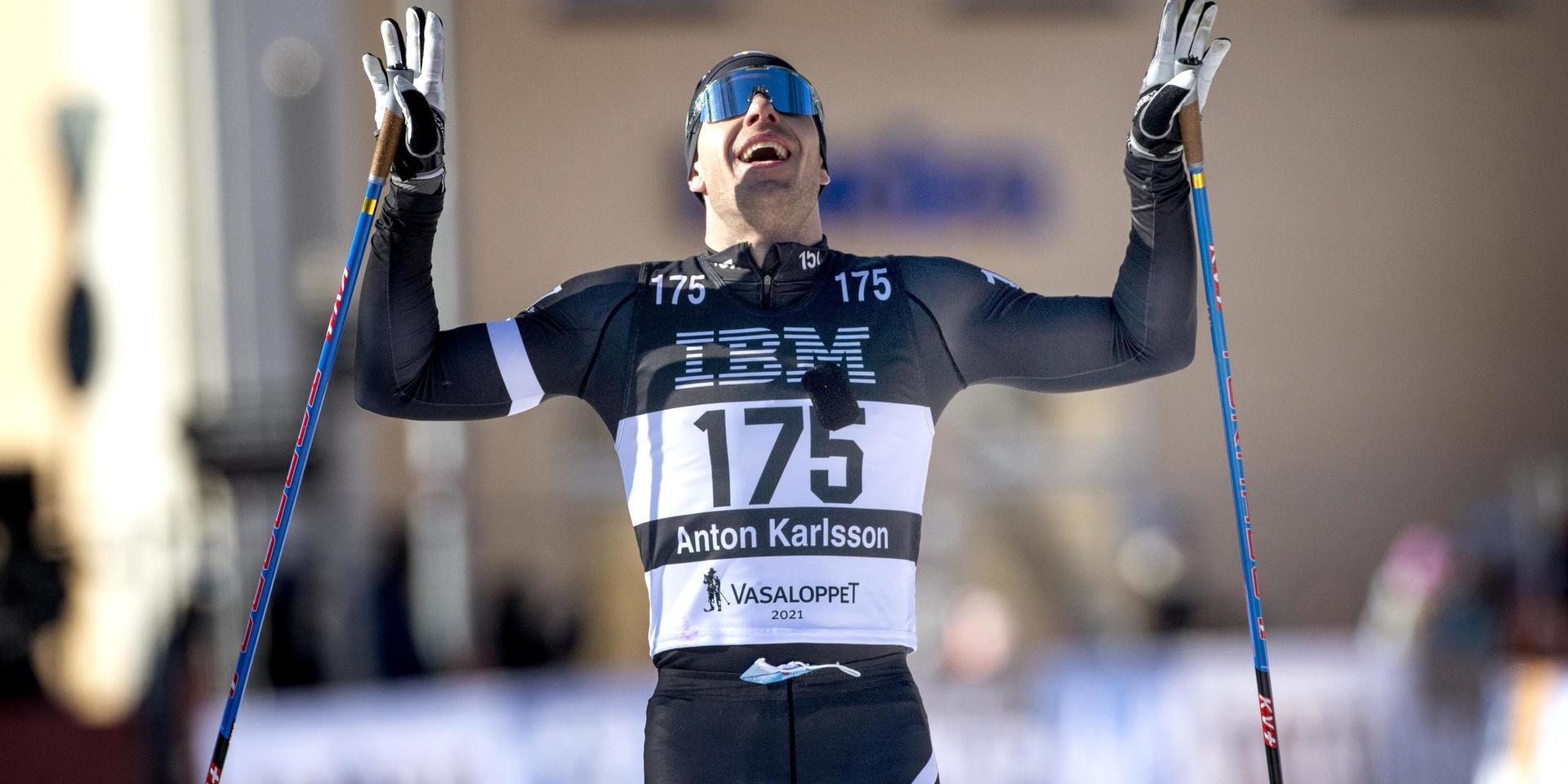 Anton Karlsson jublar över andraplatsen i Vasaloppet.
