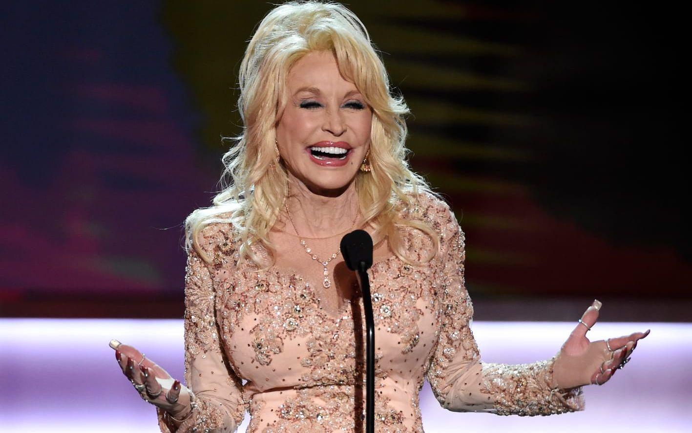 Sångerskan Dolly Partons biografi blir obligatorisk läsning för historielever vid universitetet i Tennessee. Bläddra för att läsa om fler kändisar som blivit skolämne. Foto: TT