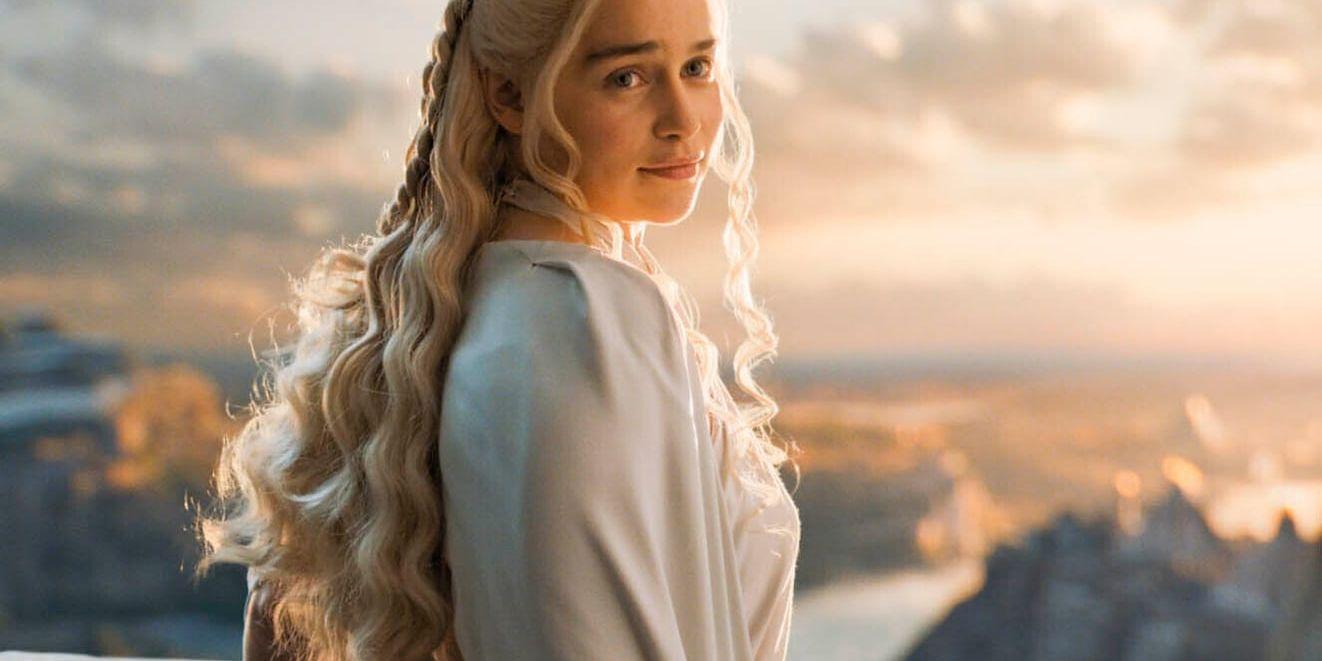 Emilia Clarke som drakdrottningen Daenerys Targaryen i 'Game of thrones'. Nästa år kommer fortsättningen, eller snarare början, på historien om ätten Targaryen. Pressbild.
