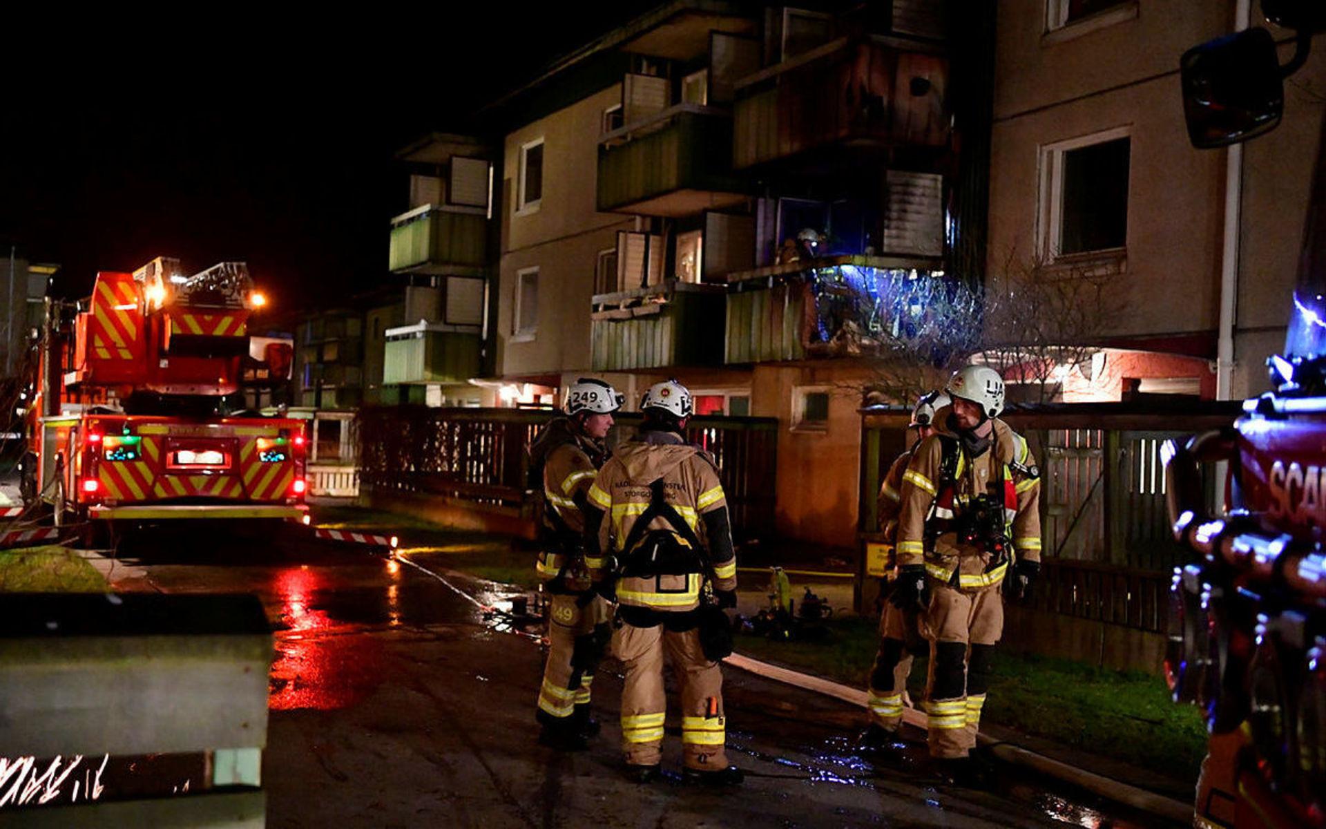 En brand bröt ut i ett flerfamiljshus i Lövgärdet under torsdagseftermiddagen.