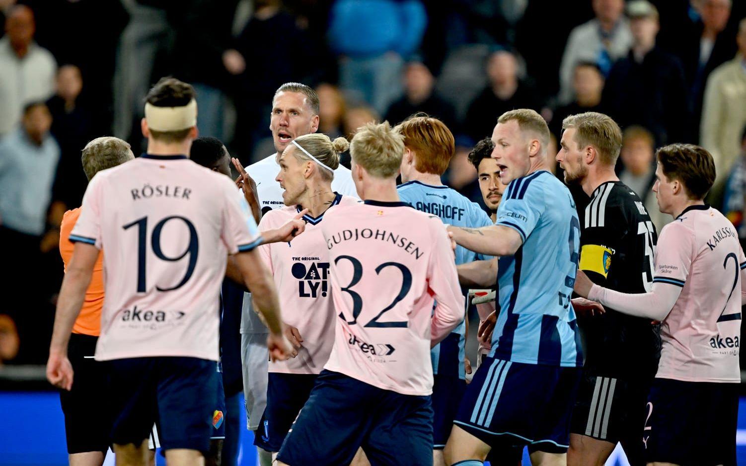 Heta känslor vid slutsignalen i toppmatchen mellan Djurgården och Malmö FF.