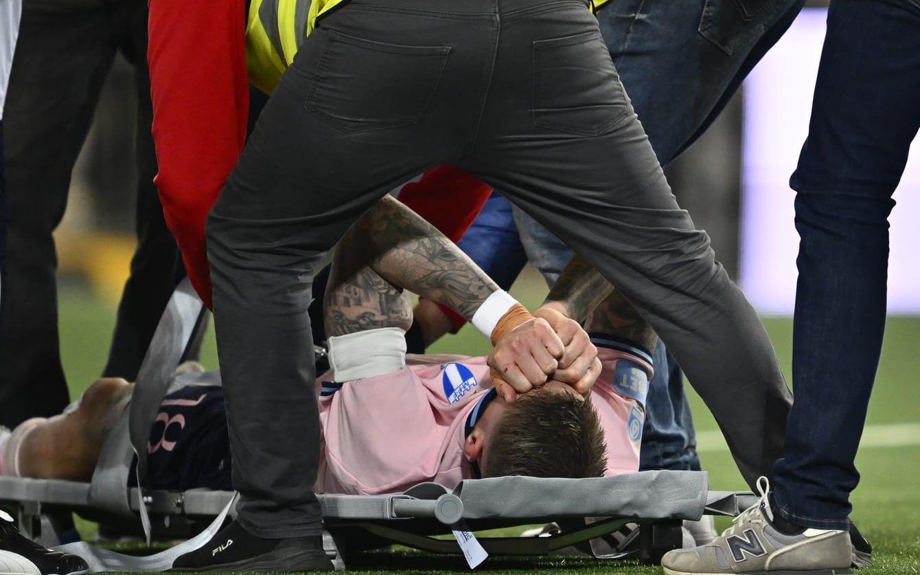 Malmös Pontus Jansson bars ut på bår med en befarad knäskada.