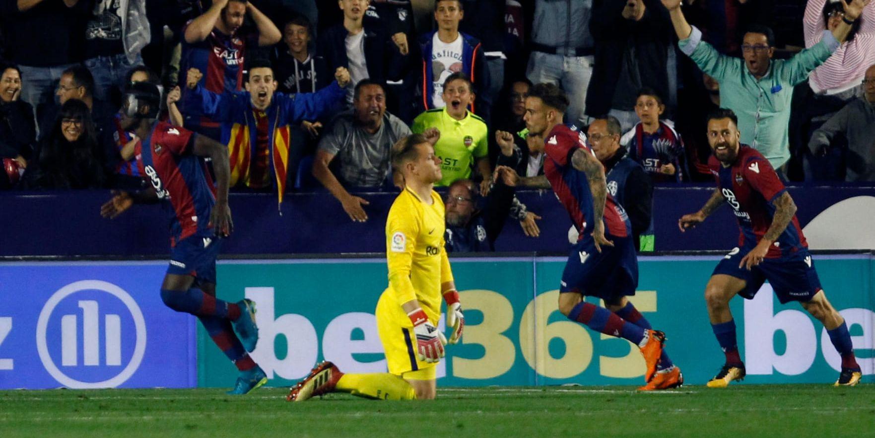 Marc-Andre ter Stegen i Barcelonas mål släppte in fem mål mot Levante. Därmed är Barcelonas obesegrade ligasvit bruten.