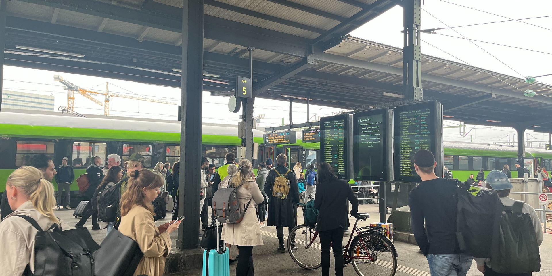 Många resenärer fick planera om sina resor, eller vänta på att tågen skulle börja gå igen när all tågtrafik stoppades efter en olycka i Lerum.
