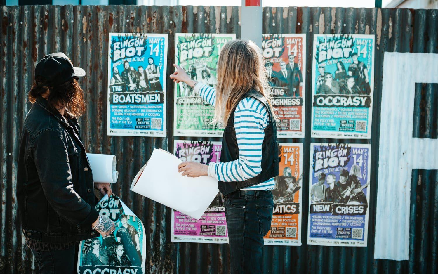 Arrangörerna sätter upp affischer för Ringön Riot.