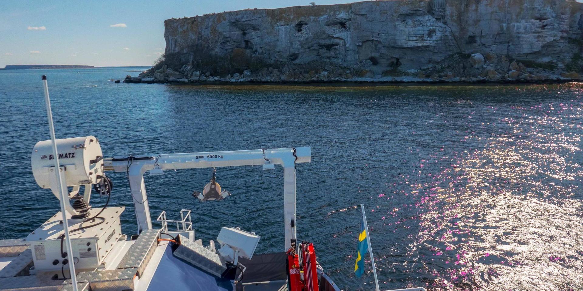 Stora Karlsös klippor sedda från forskningsfartyget R/V Electra, som användes för provtagningarna under studien.