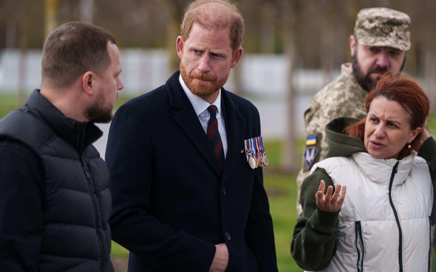Storbritanniens prins Harry besöker tillsammans med Ukrainas veteranminister Natalia Kalmykova en militär kyrkogård i närheten av Kiev. 