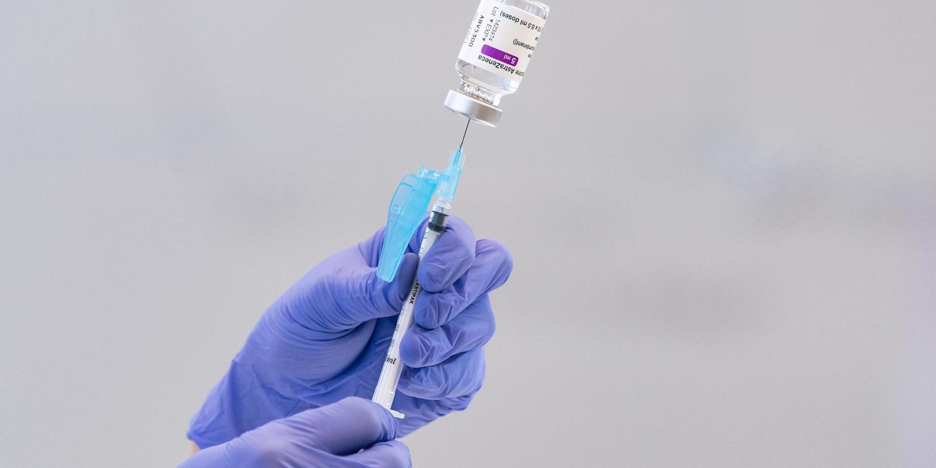 En spruta laddas med covid-19-vaccin från Astra Zeneca vid SUS vaccinationscentral i Malmö. Arkivbild.