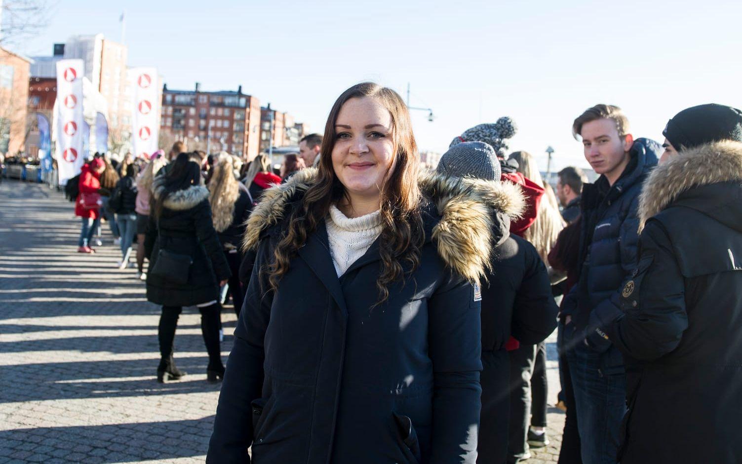 Tilda Ljungberg, 21, får applåder när hon sjungit klart. Bilder: Anna Svanberg