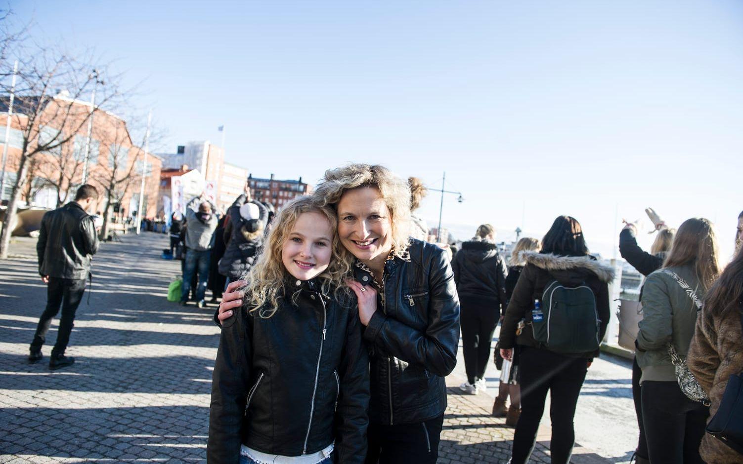 Agnes Frisk, 12 och mamma Ann-Kristin Frisk, 44 är förväntansfulla inför dagen. Bilder: Anna Svanberg