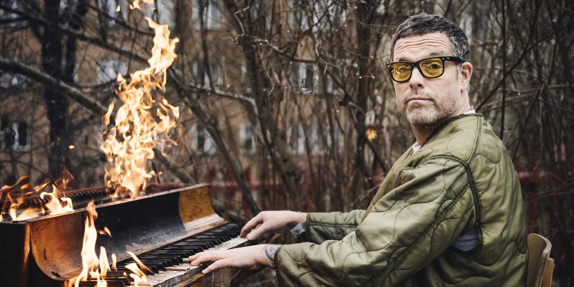 Jocke Åhlund är aktuell med flera olika projekt i år, bland annat släpper han ett album tillsammans med Björn Yttling .