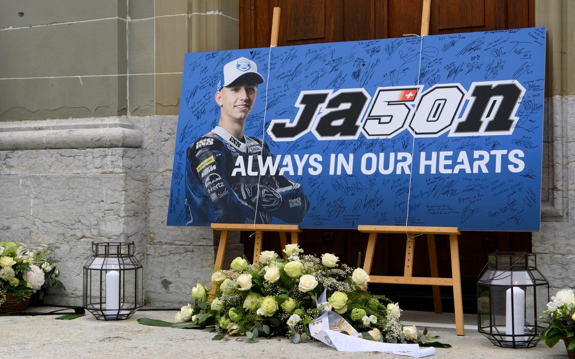 Även blommor lämnades framför en banderoll av Jason Dupasquier vid kyrkan där begravningen hölls.