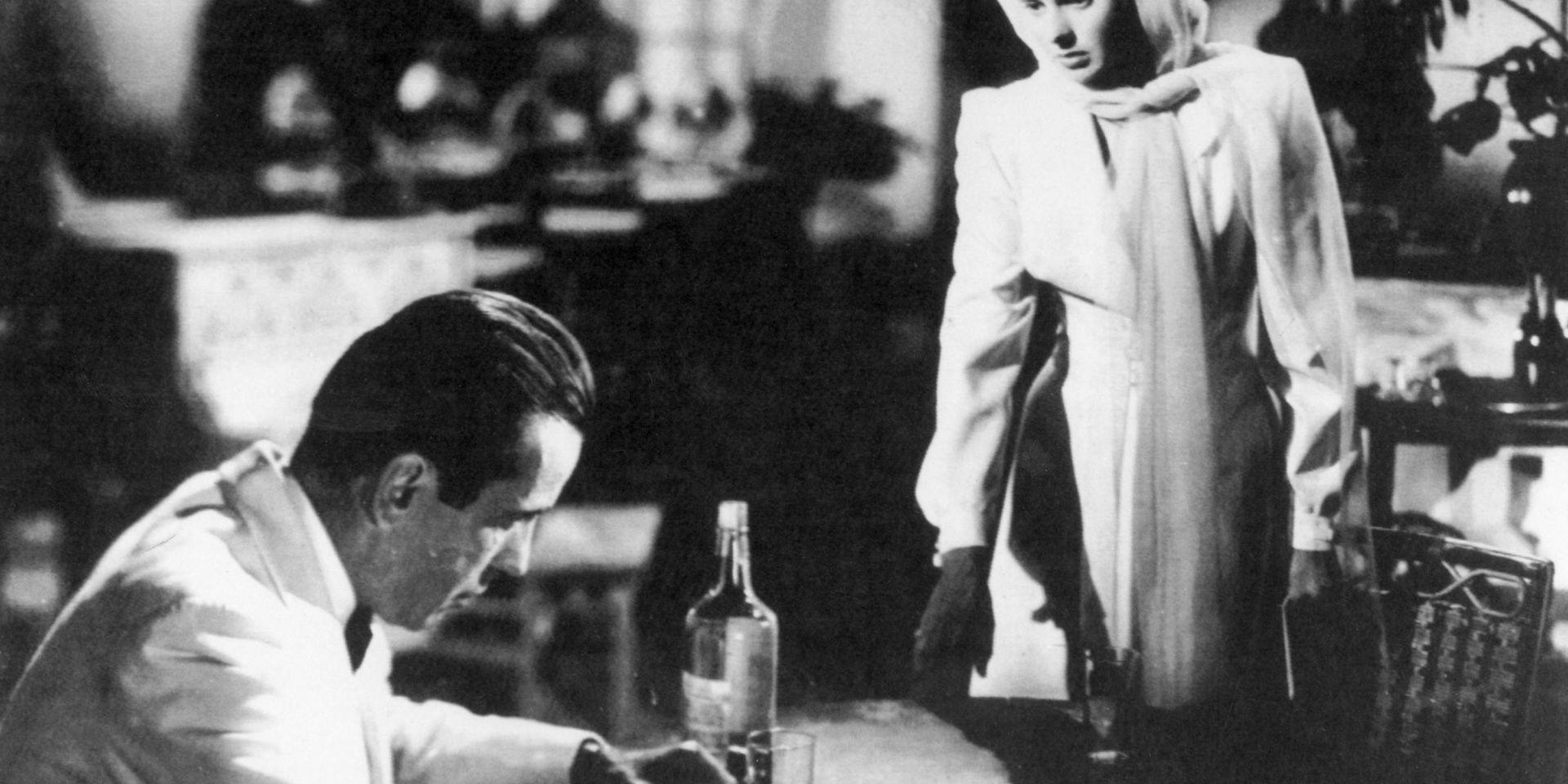 Humphrey Bogart och Ingrid Bergman är forna älskare i legendariska &quot;Casablanca&quot;, och stöter på varandra igen på Rick Blaines (Bogart) kafé i den marockanska staden Casablanca.
