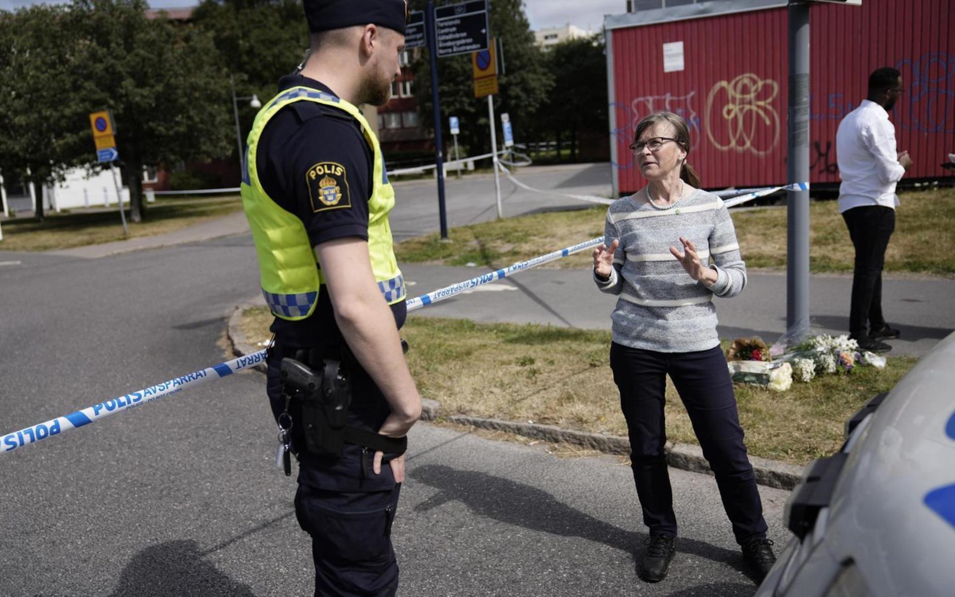 Miljöpartiets kommunalråd Karin Pleijel på plats vid mordplatsen i Biskopsgården, dagen efter polismordet.