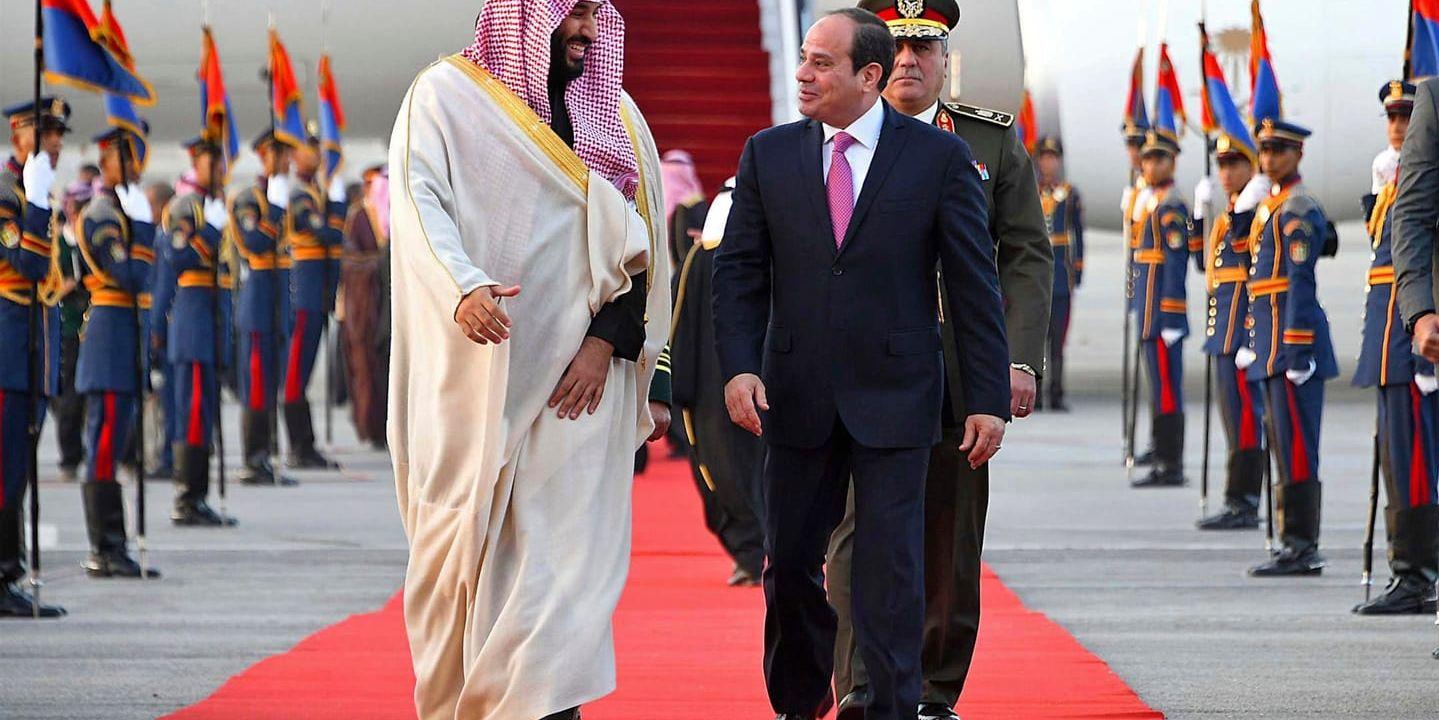 Saudiarabiens kronprins Mohammed bin Salman (till vänster) tillsammans med Egyptens president Abd al-Fattah al-Sisi i Kairo i söndags.