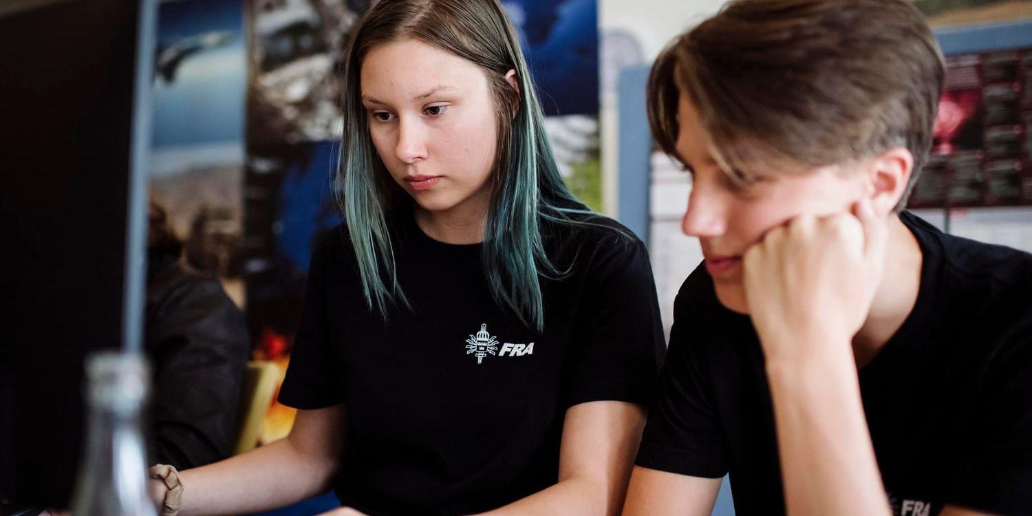 Thea Ahlström Signal och Alfred Severin, 16, är två av deltagarna under FRA:s sommarskola på Lovön som anordnas för första gången.
