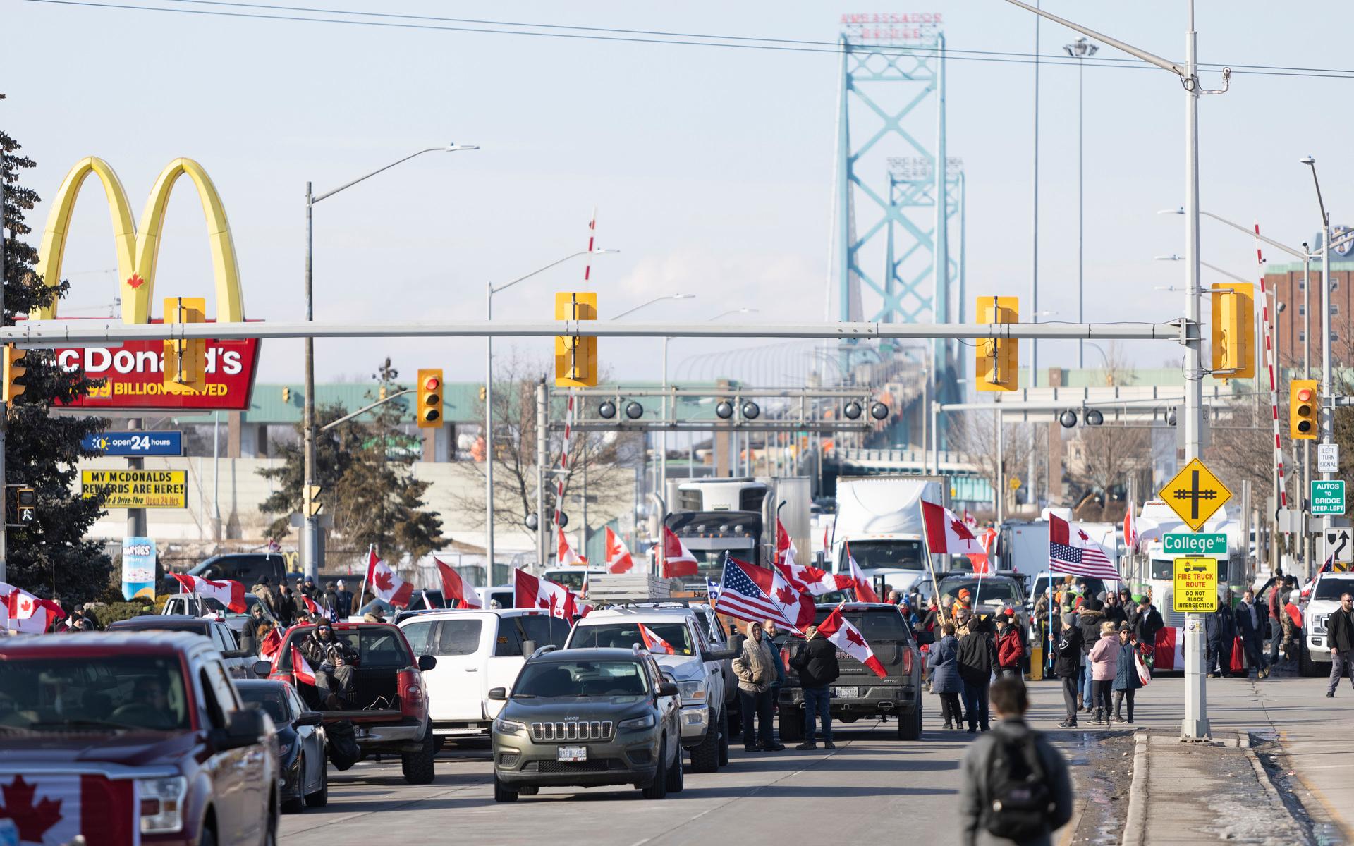 Demonstranter blockerar gränsövergången Ambassador Bridge, som knyter samman kanadensiska Ontario med amerikanska Detroit. 