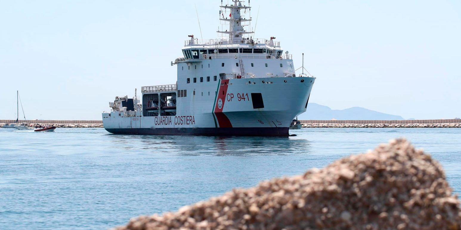 Den italienska kustbevakningens fartyg Diciotti har vid flera tillfällen undsatt migranter i Medelhavet. Arkivbild.