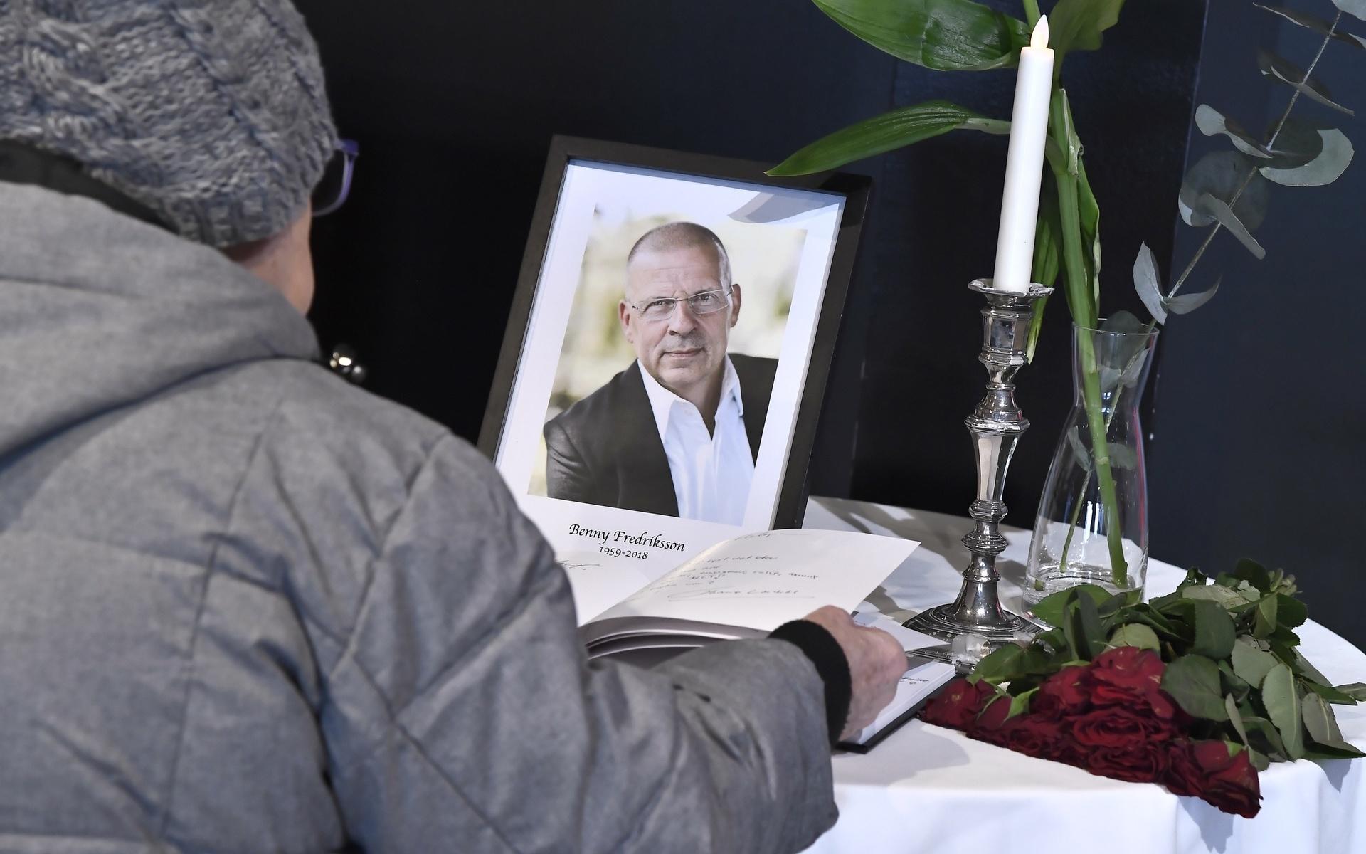 En kondoleansbok bredvid ett tänt ljus och ett fotografi på Benny Fredriksson på Kulturhuset i Stockholm. Benny Fredriksson var under många år chef för Stadsteatern i Stockholm och han avled 2018, 58 år gammal.