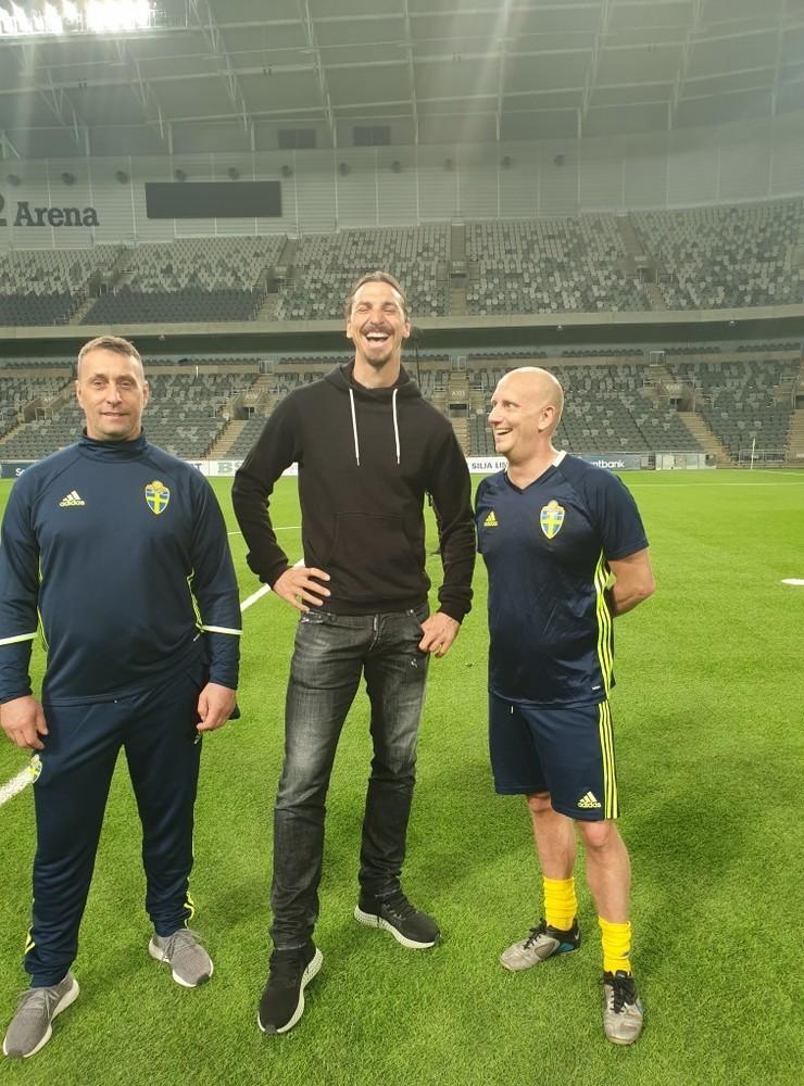 Pelle Blucher och Mattias Nehvonen, tränare för Gatans lags herrlag i Göteborg, tillsammans med Zlatan Ibrahimovic.