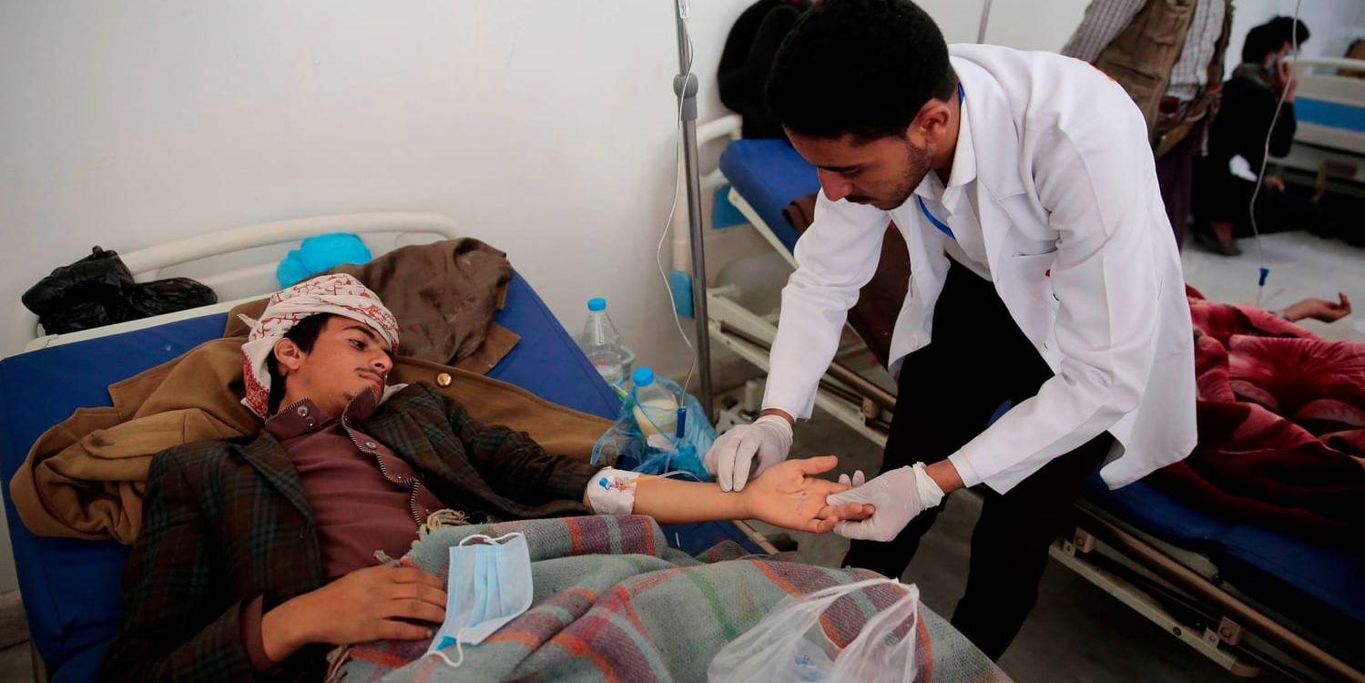En man behandlas för en misstänkt kolerainfektion på ett sjukhus i den jemenitiska huvudstaden Sanaa.