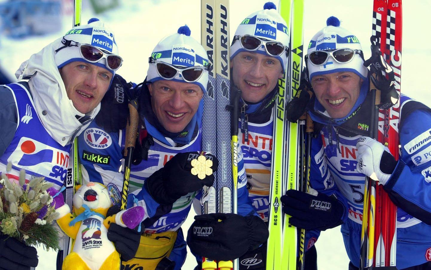 Guldlaget poserar med sina medaljer. Och Finland skördade även framgångar på damsidan. Foto: TT