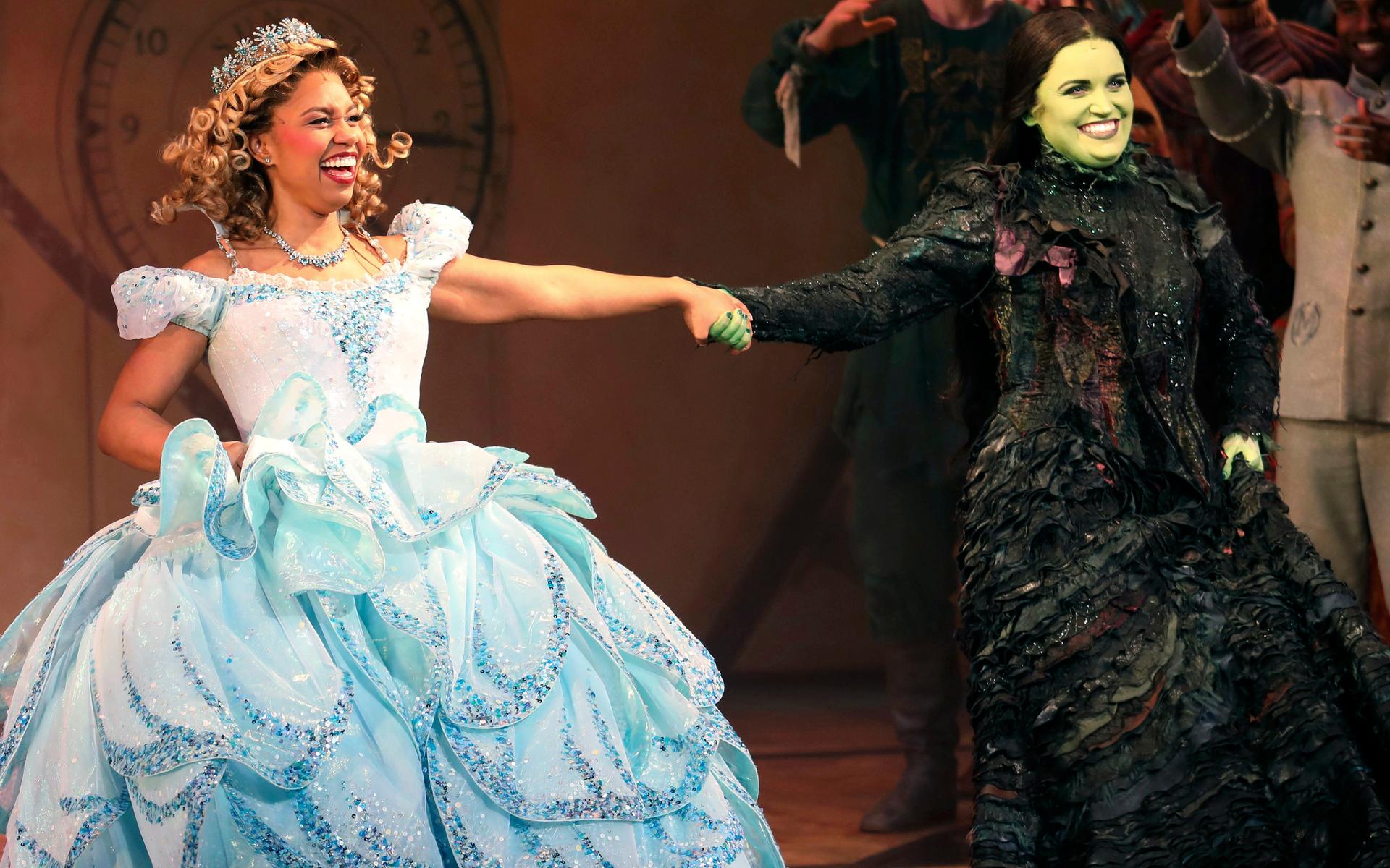 Skådespelarna Brittney Johnson och Lindsay Pearce i musikalen &quot;Wicked&quot; på Broadway i New York 2022.