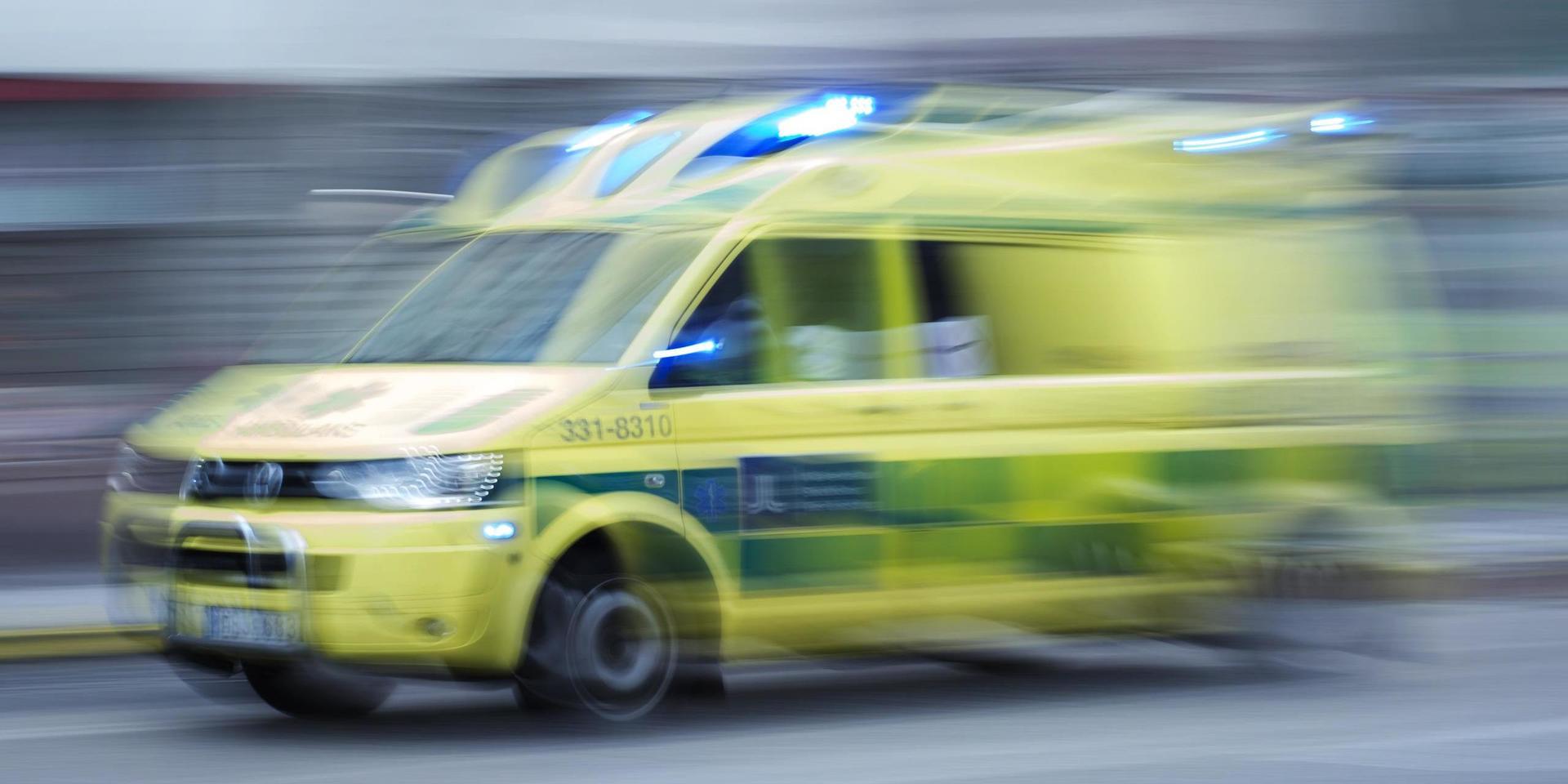 En man i 30-årsåldern har förts med ambulans till sjukhus efter att ha kört omkull på sin motorcykel i Melleruds kommun. Arkivbild.