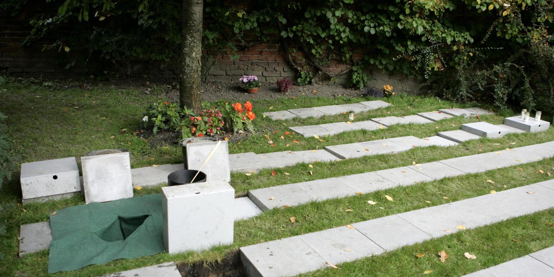 Upp emot 115 bronsplattor har stulits från askgravplatserna på en kyrkogård i Falun. Kyrkogården på bilden är inte den drabbade. Arkivbild.