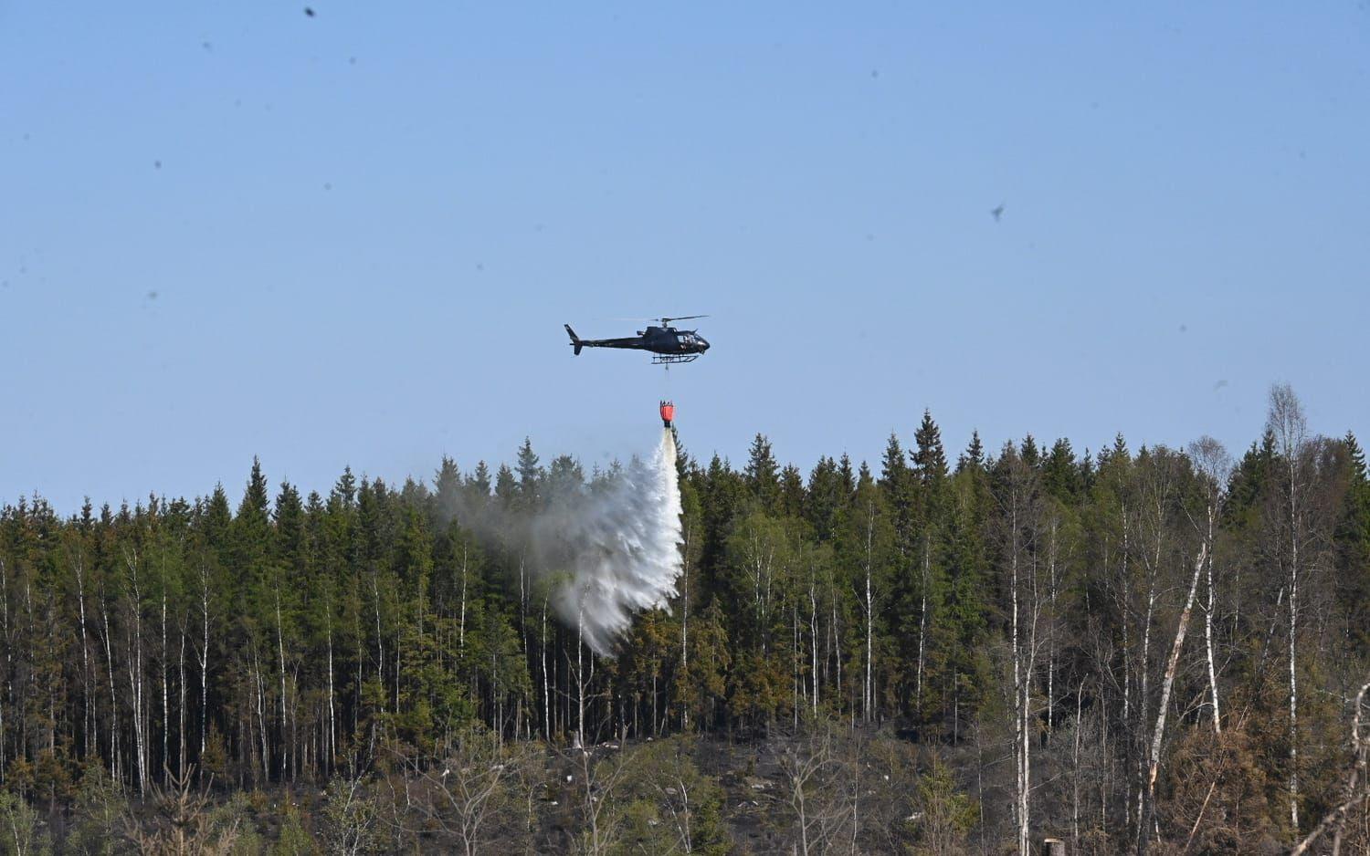 Under torsdagen fortsätter släckningsarbetet för den 25 hektar stora skogsbranden mellan Borås och Ulricehamn.