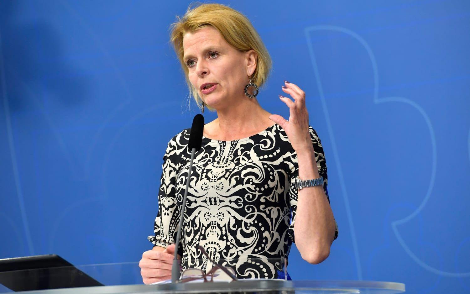 Social­departementet därSocial­minister Annika Strandhäll ingår tillsammans med barn-, äldre- och jämställdhets­ministerÅsa Regnér.
