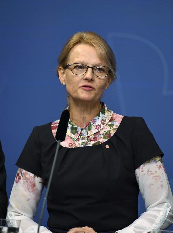 Migrations- och asylfrågorna, som förut låg på Morgan Johansson, flyttas nu också över till en helt ny migrationsminister -  Heléne Fritzon. Hon blir också biträdande justitieminister.