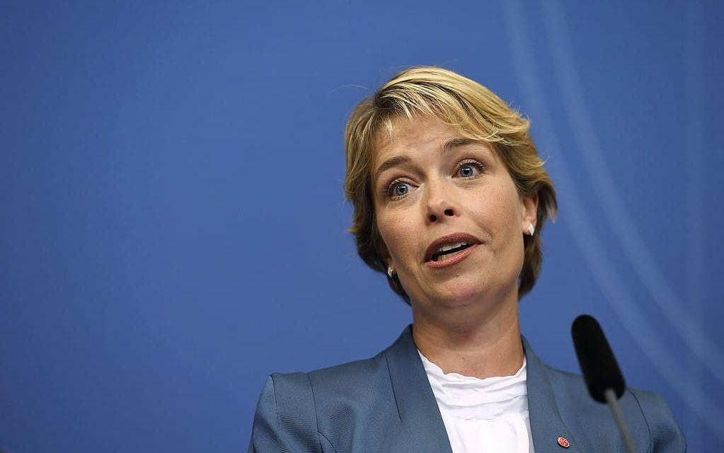 Hans uppgifter tas nu permanent över av Annika Strandhäll, som därmed blir Socialminister.