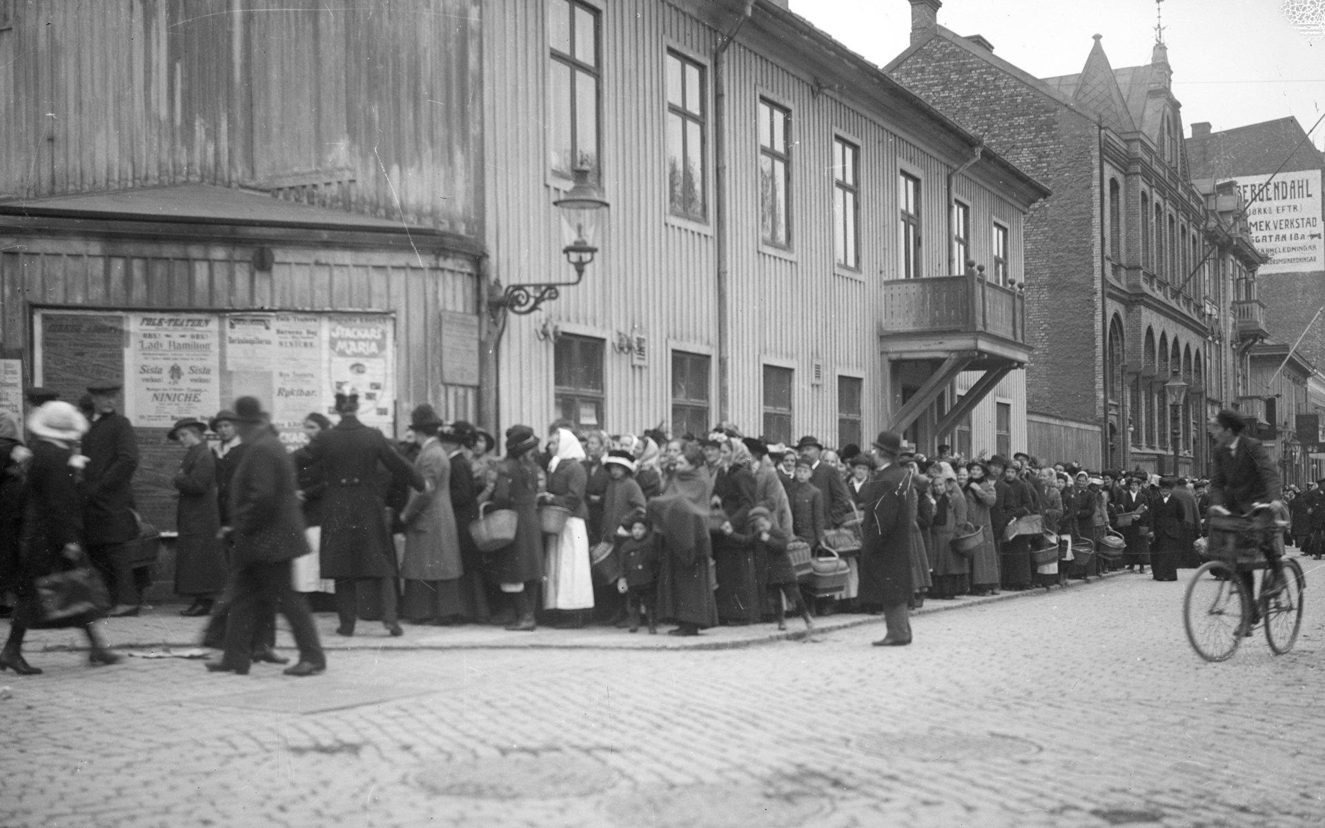 Matköer utanför Frälsningsarmén i Haga i oktober 1915.