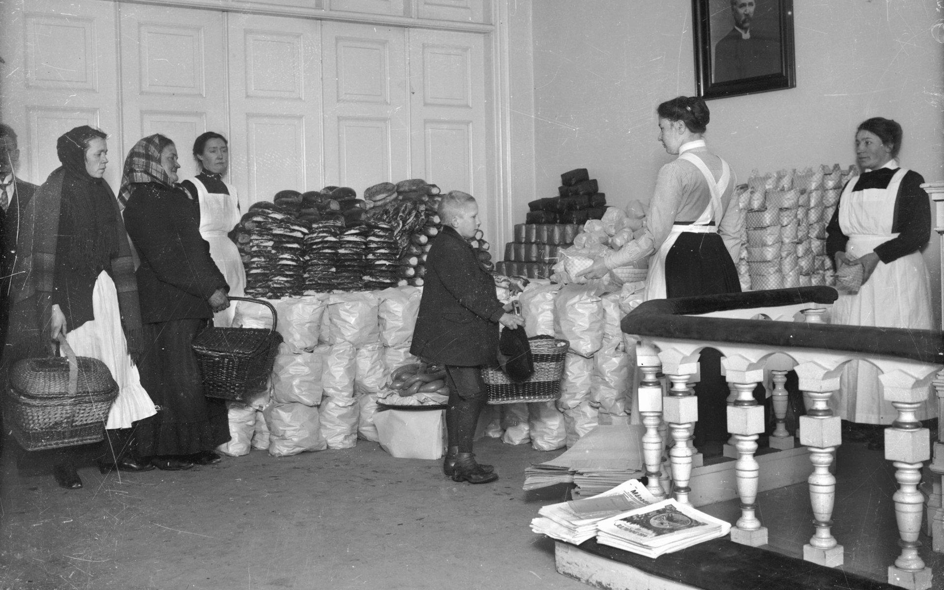 Centralmissionen delar ut bröd till de fattiga den 23 december 1915.