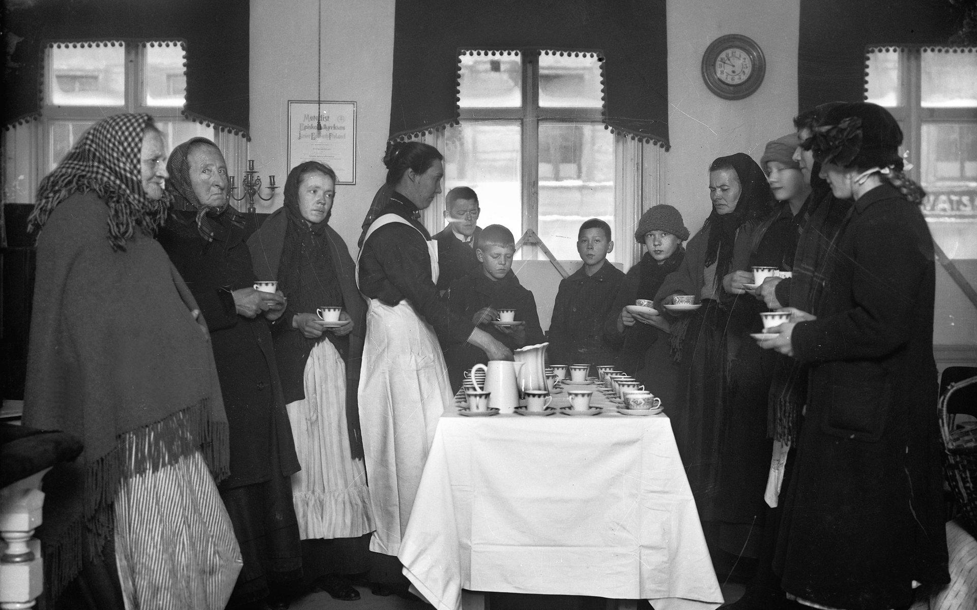 Fattiga göteborgare bjuds på kaffe i Metodistkyrkan. Cirka 1915. 