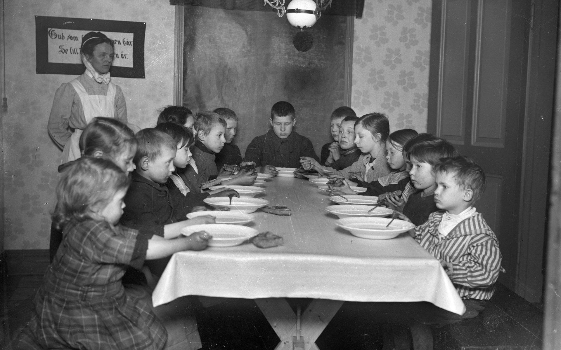 Centralmissionens bespisning för fattiga barn i januari 1916. 