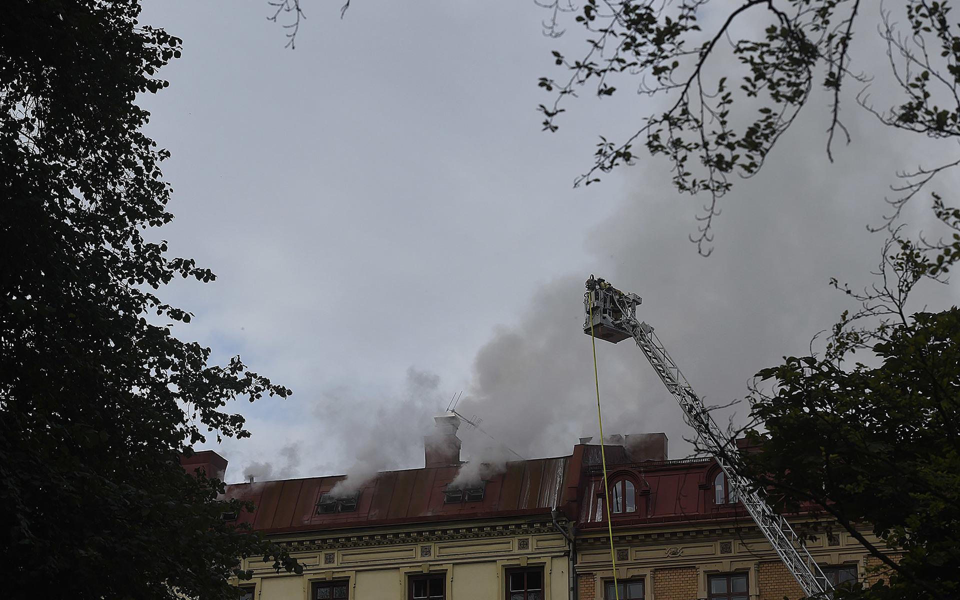 Branden i det centrala lägenhetshuset från 1888 var ännu under senförmiddagen inte under kontroll.