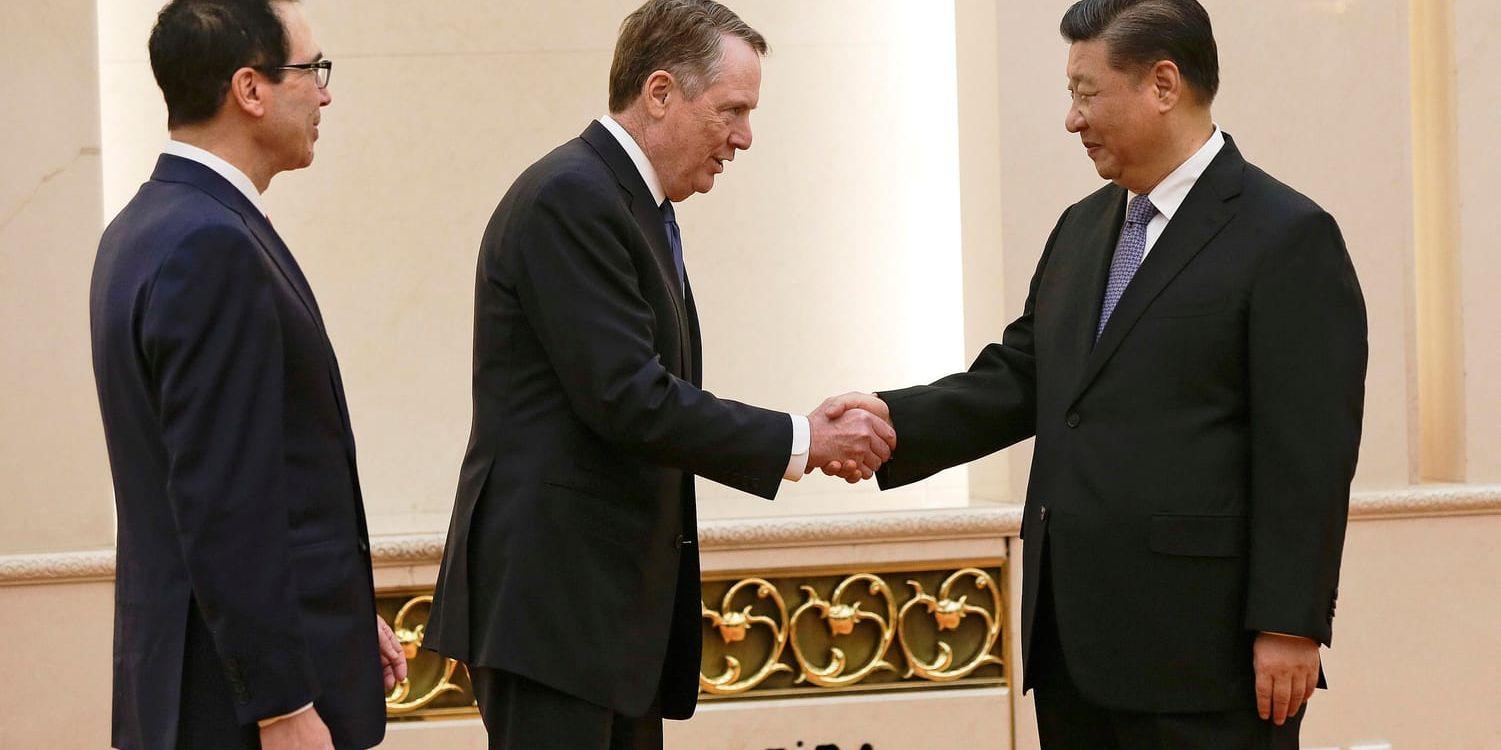 USA:s handelsrepresentant Robert Lighthizer, i mitten, skakar hand med Kinas president Xi Jinping. USA:s finansminister Steven Mnuchin, till vänster i bild inför deras möte i Peking på fredagen.