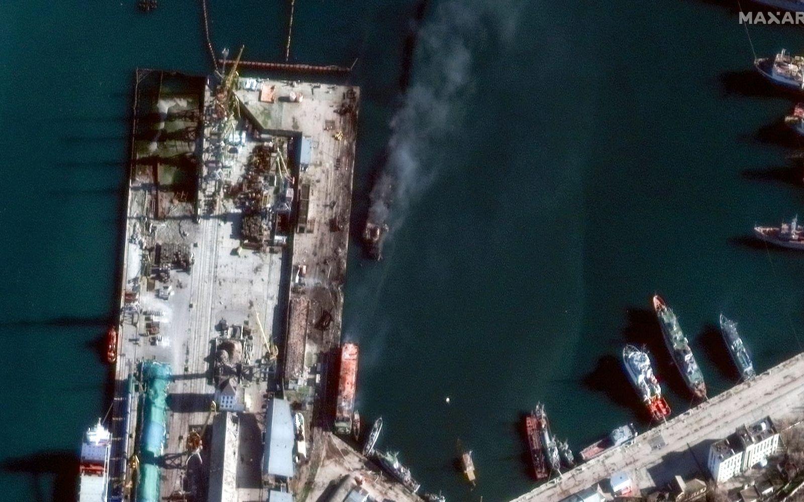 Rök stiger från resterna av landstigningsfartyget Novotjerkassk. Den här bilden togs från en satellit under dagen den 26 december, efter att Ukrainas flygvapen hade attackerat hamnen i Feodosija på annekterade Krim.